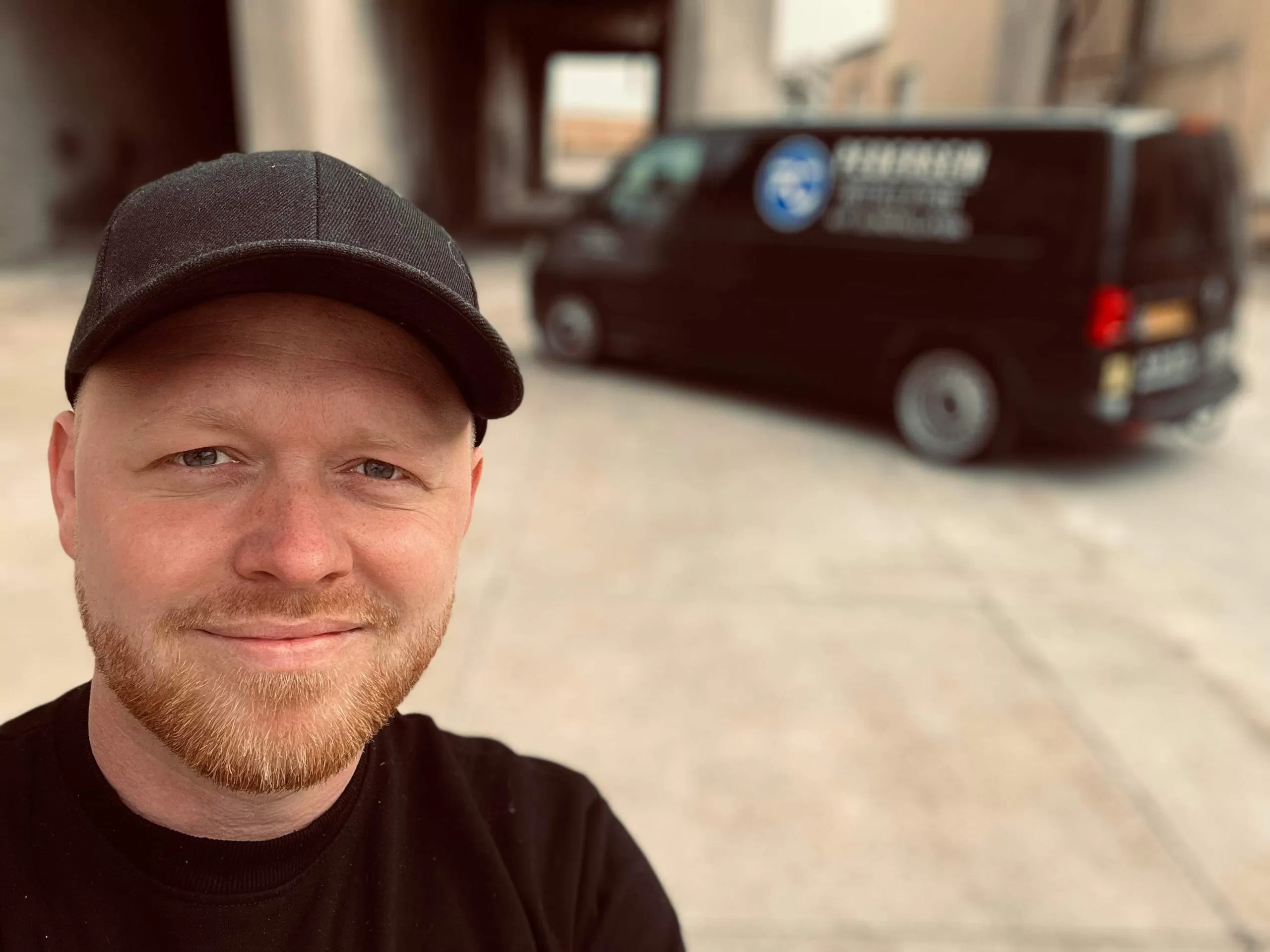 Rasmus fra Pedersen Installation foran firmabil – lokal elektriker i Mariagerfjord