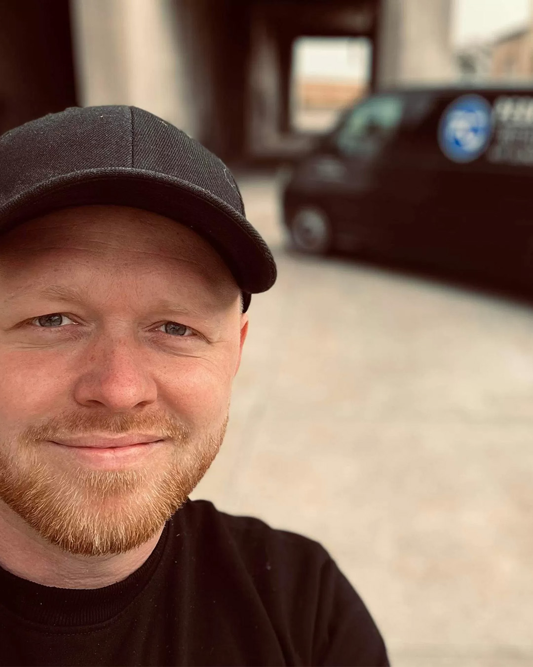 Rasmus fra Pedersen Installation foran firmabil – lokal elektriker i Mariagerfjord